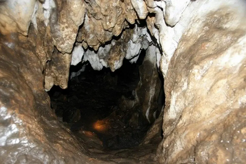 Sırtlanini Mağarası